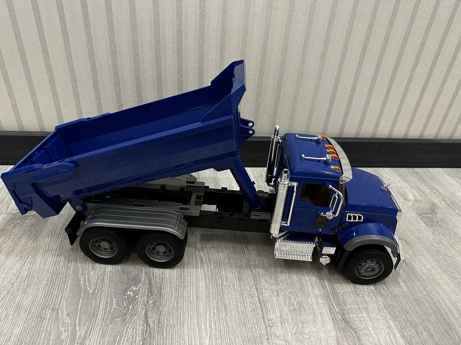 Самосвал Bruder Mack