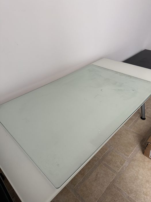 Mesa com tampo de vidro
