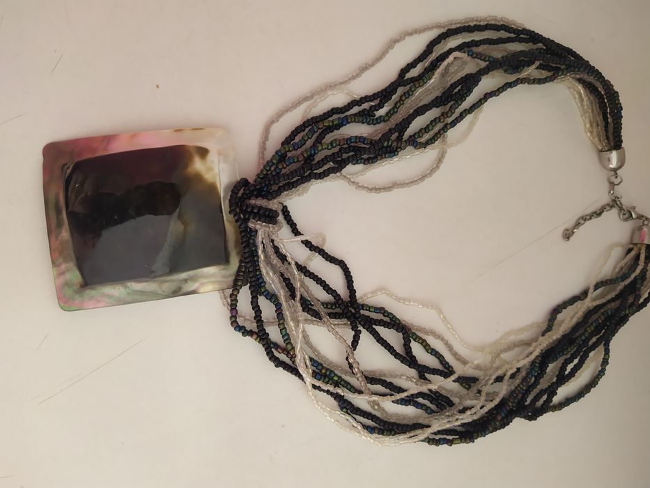 Colares, fios, gargantilhas como novos