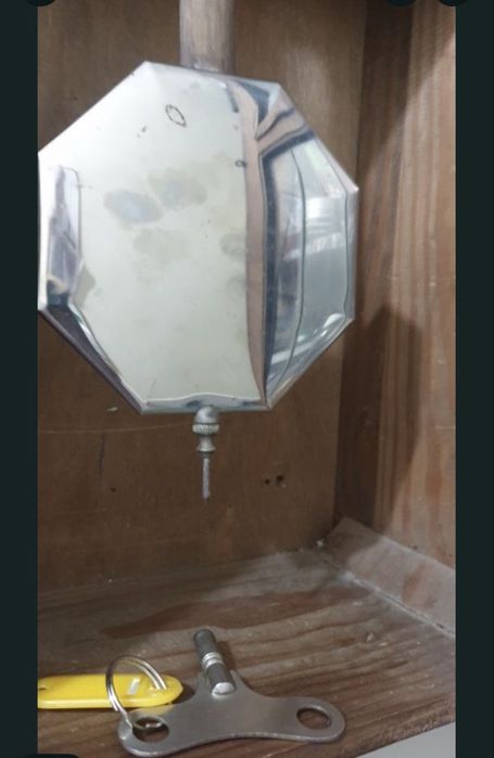 Vendo relogio de madeira antigo tem uma chave para dar acorda .
