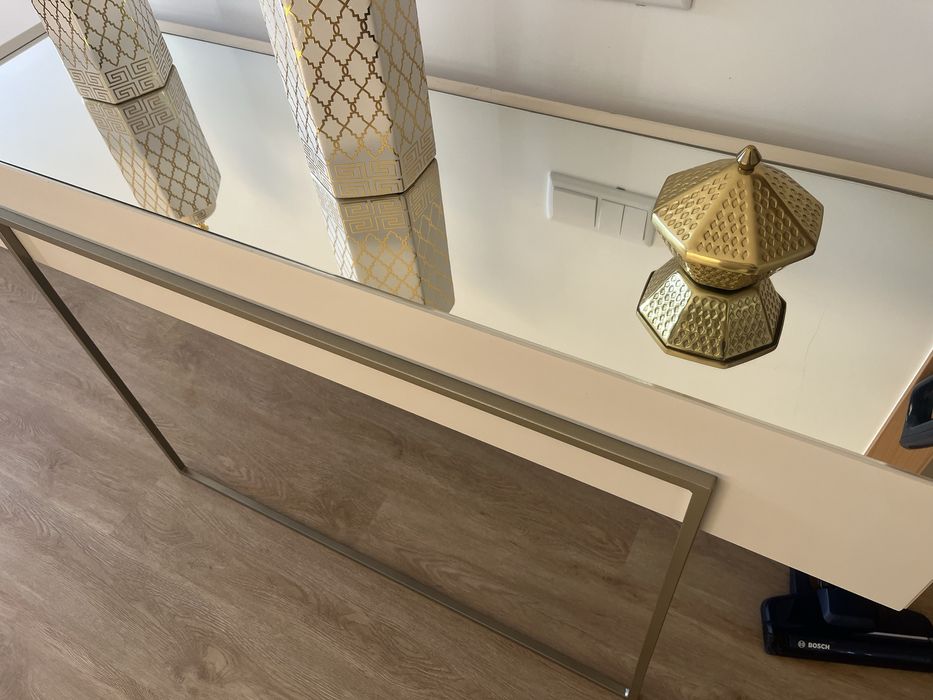 Movel bege com detalhes em dourado