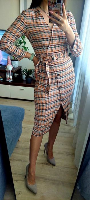 Elegancka taliowana sukienka midi z paskiem w kratkę Mohito 32 XXS