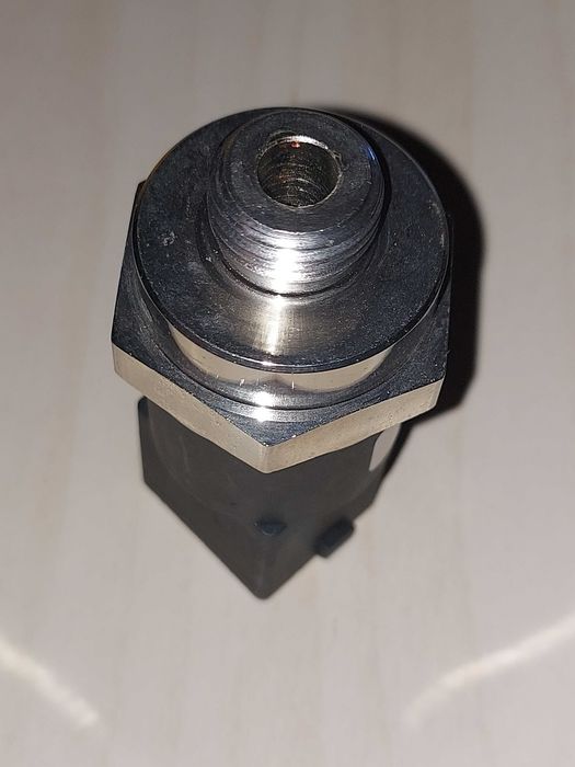 Engine Oil Pressure Sensor and Transmitter 3962.89364575235975554122