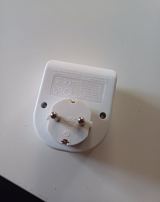 Gniazdo przeciwprzepieciowe HEITECH z kontrolka