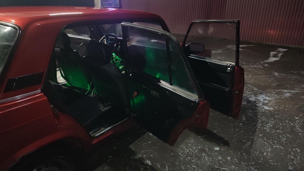 Ваз 2105 у гарному стані(торг біля капоту)