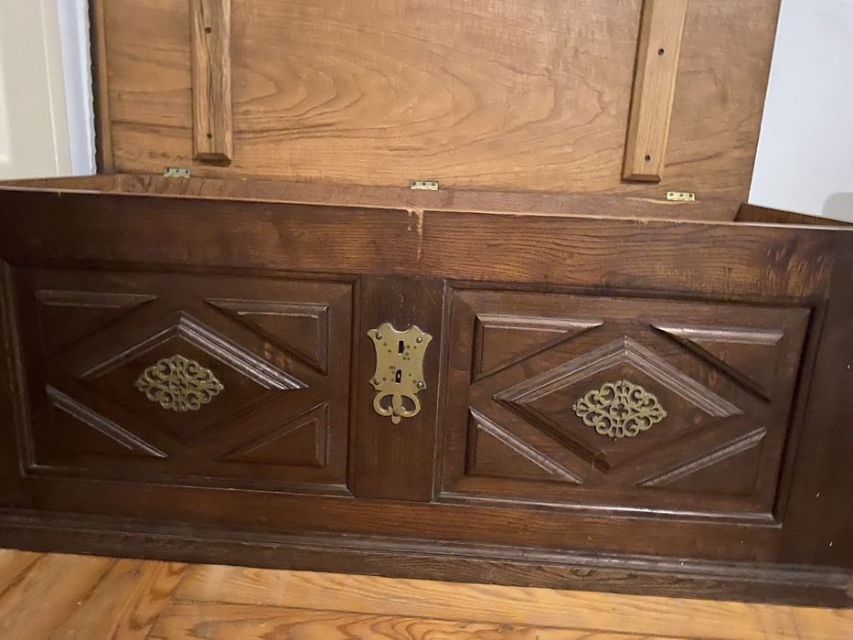 Arca de madeira trabalhada