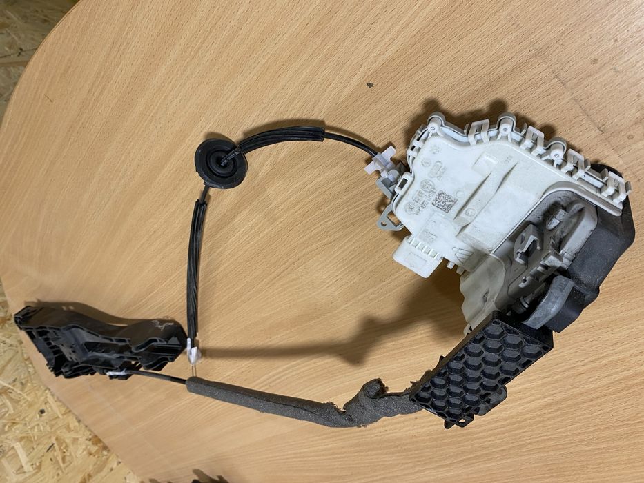 Замок лівої передньої двері Porsche Macan