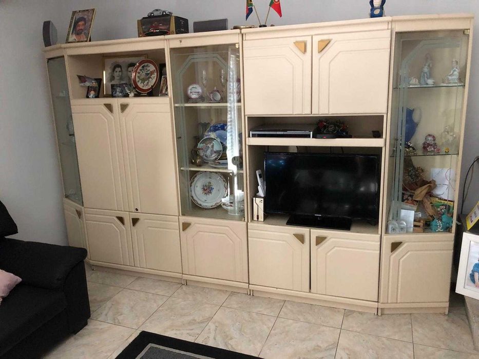 Armário bege com vidro sala