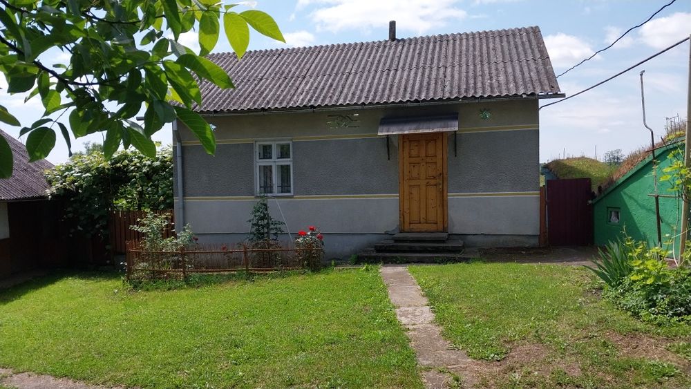 Будинок з господарськими будівлями.