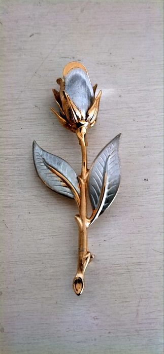 Brincos vintage compridos metal e pedras