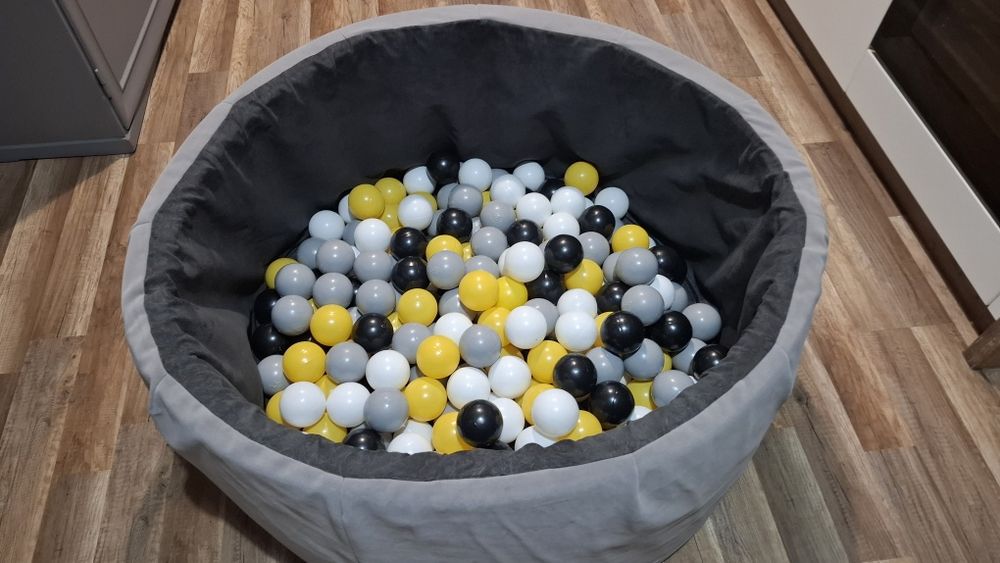 Basen z kulkami.