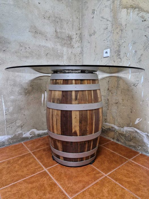 Mobília diversa (secretária, mesa de centro, estantes, mesa de jantar)