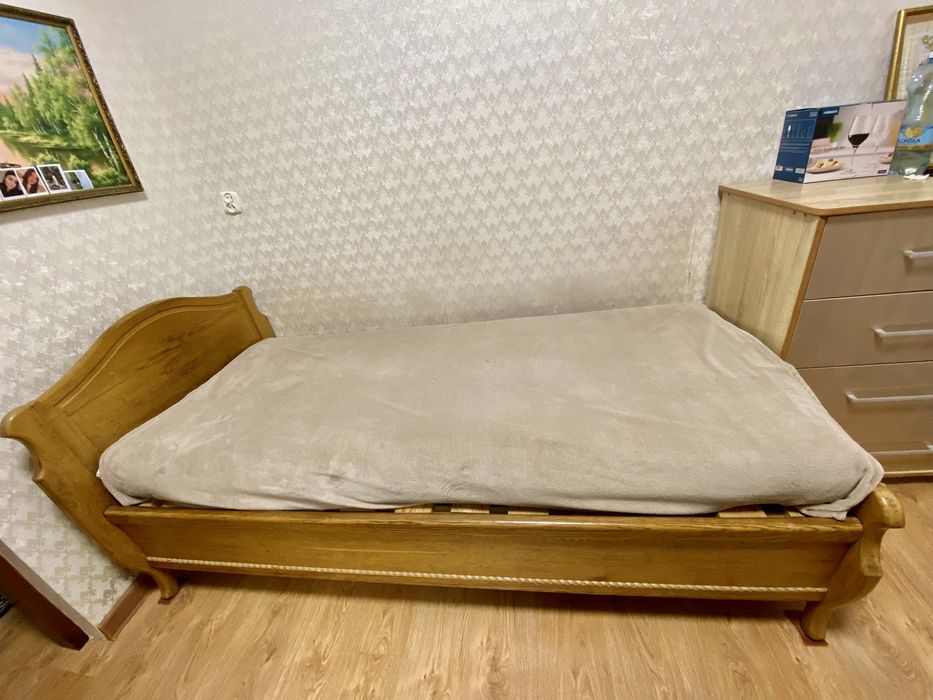 Продам односпальне ліжко з матрасом