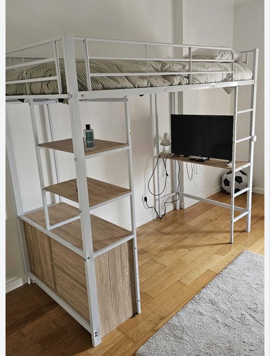 Cama Alta com escadas verticais, secretária e arrumação por baixo