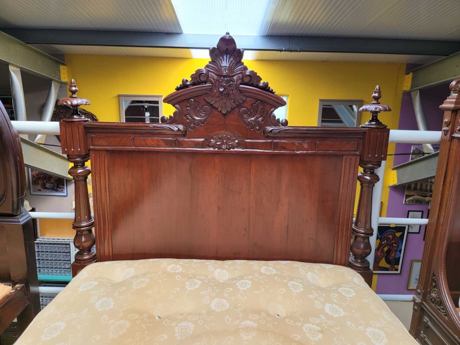 Cama antiga com estrado e colchão - Bom estado geral