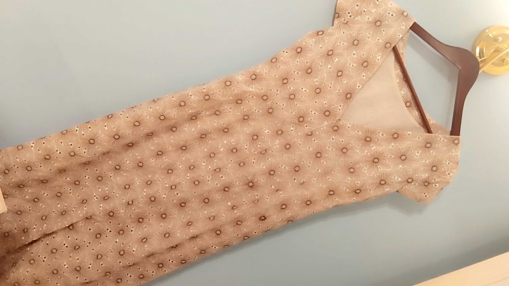 Довга, прямого крою, літня сукня без рукавів