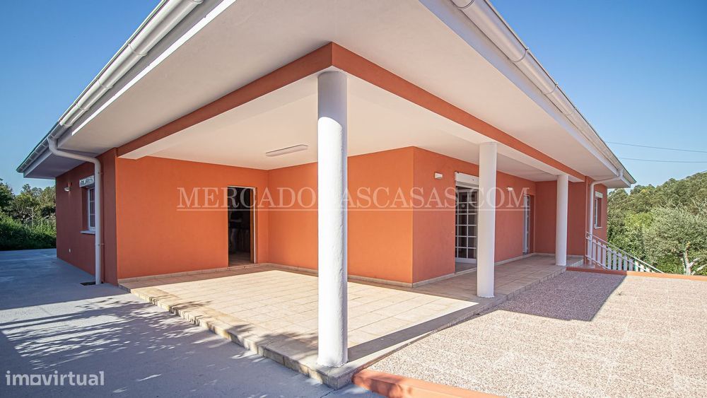 Térrea, com terraço, jardim, aproveitamento de sótão e uma garagem...