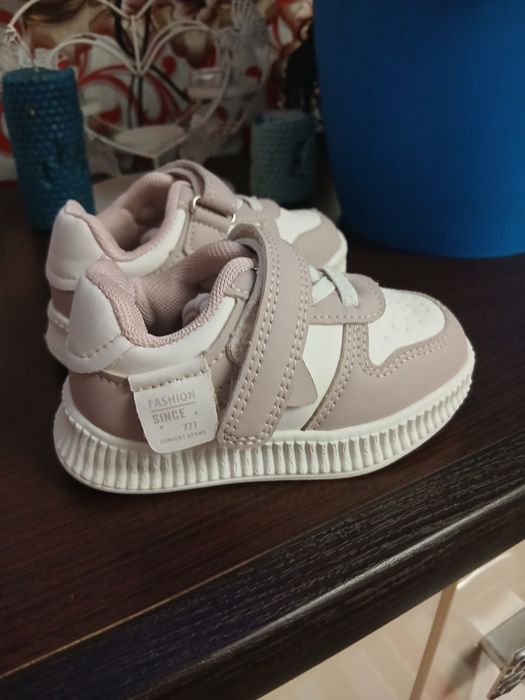 Продам кросівки для дівчинки.