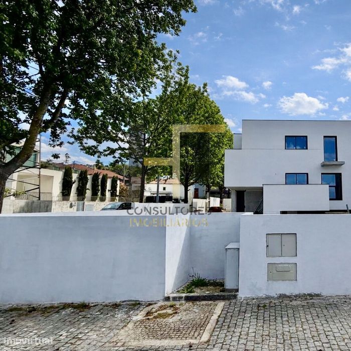 Moradia T3 | 235m² de Logradouro + Possibilidade de Piscina | Varanda