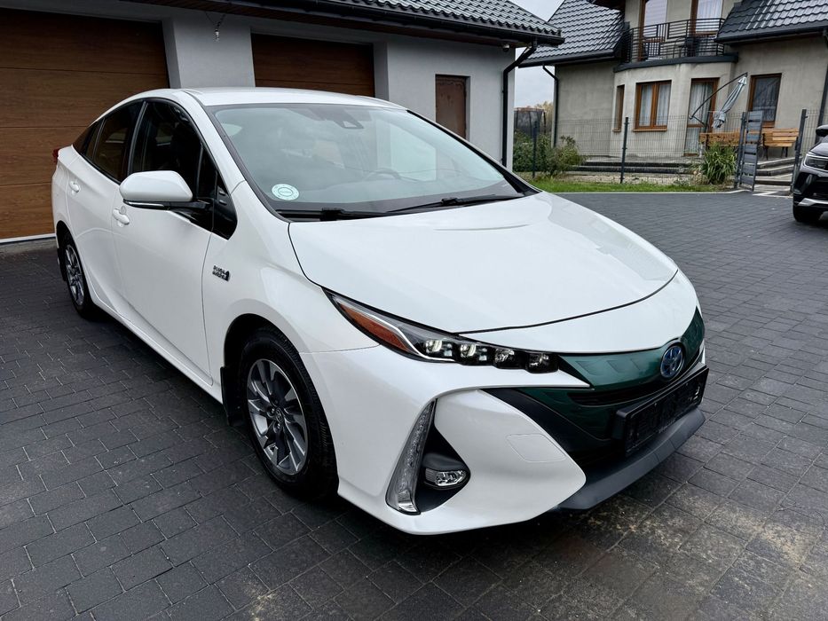Toyota Prius PLUG IN, biała Perła, 2 kluczyki, serwis ASO, lekko uszkodzony