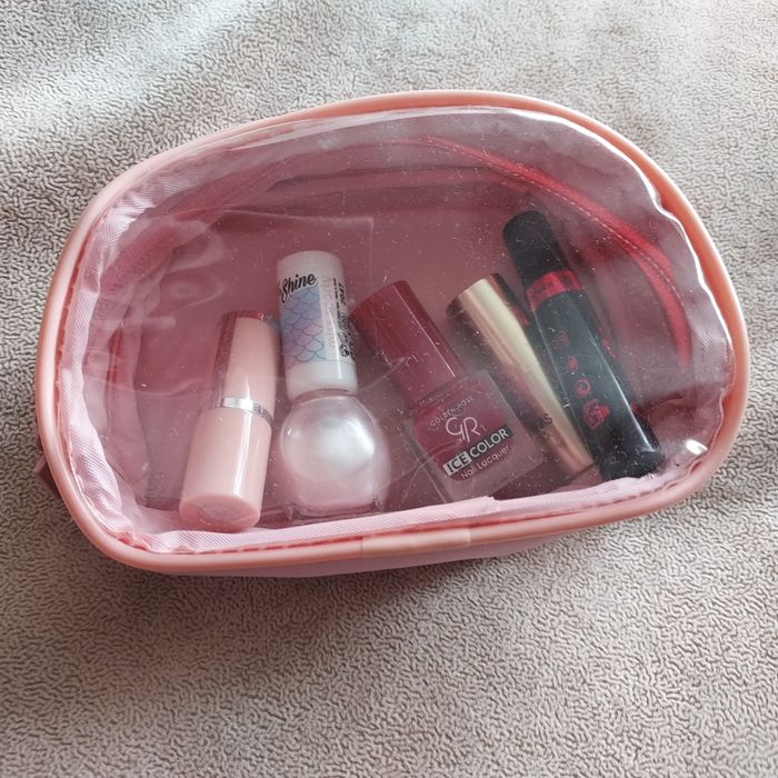 Mała damska kosmetyczka firmy Yves Rocher