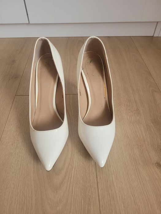 Buty na obcasie czółenka na szpilce lakierowane ecru kremowe 36