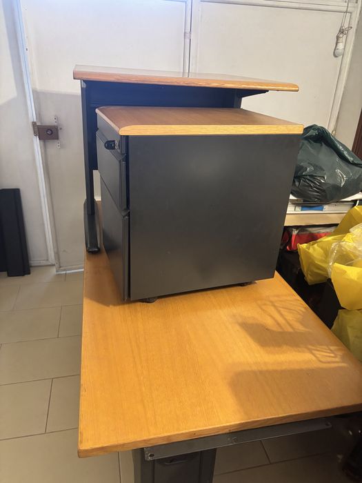 Secretaria  e cadeira de executivo