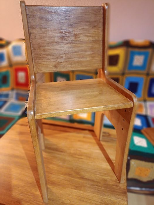 Парта з натурального дерева зі стільцем.