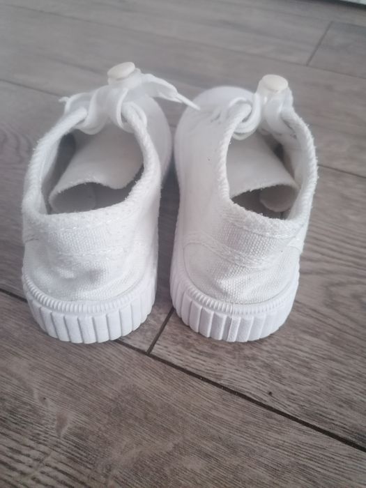 Białe trampki dziewczęce