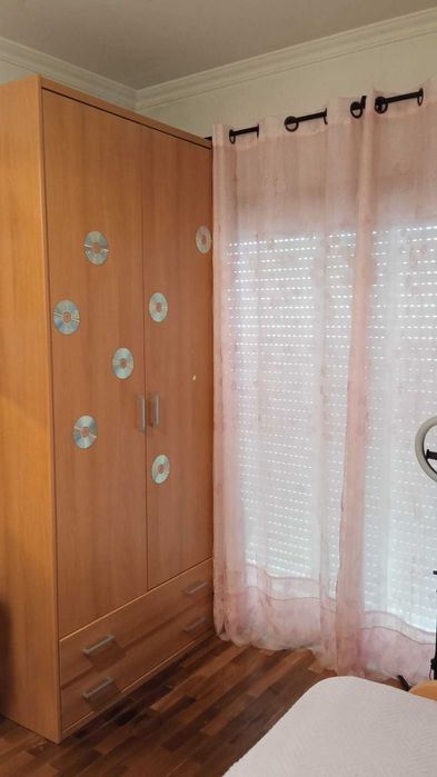 Quarto de solteiro completo com cama de gaveta e colchões