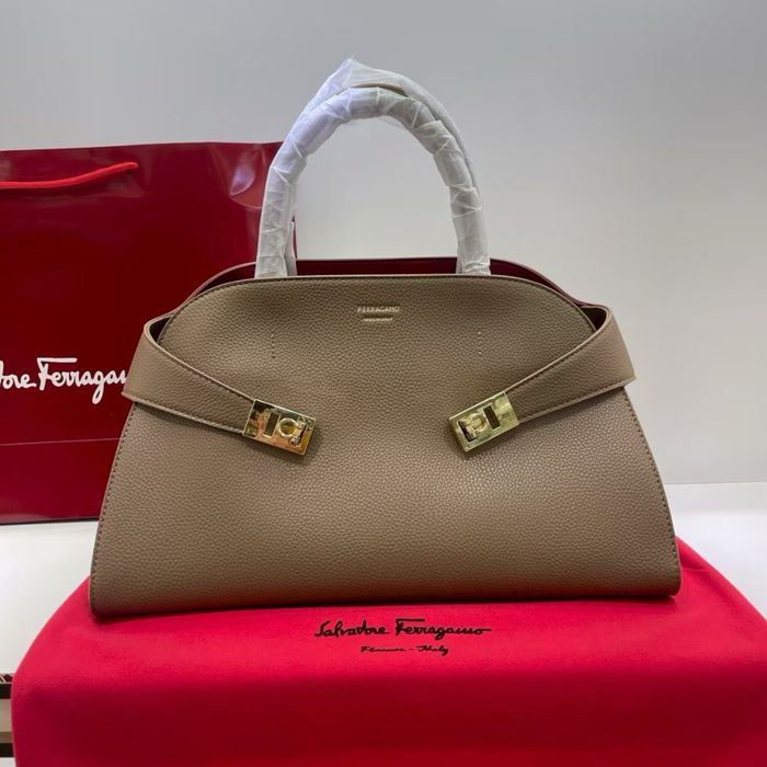 Трендова шкіряна сумка в стилі Salvatore Ferragamo