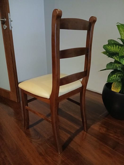 Conjunto de 8 cadeiras de sala de jantar, estrutura em madeira e assento em pele, faceis de limpar, em excelente estado de conservação.