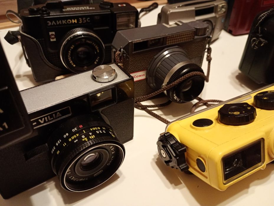 Zestaw aparatów analogowych.