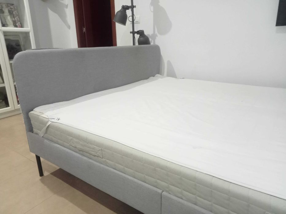 Cama IKEA (SLATTUM) com estrado duplo cinzento
