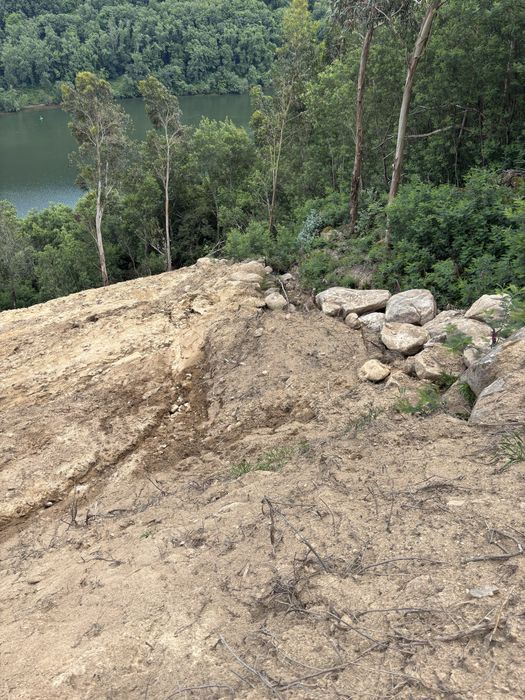 Ofereço / Dou pedra granito amarelo