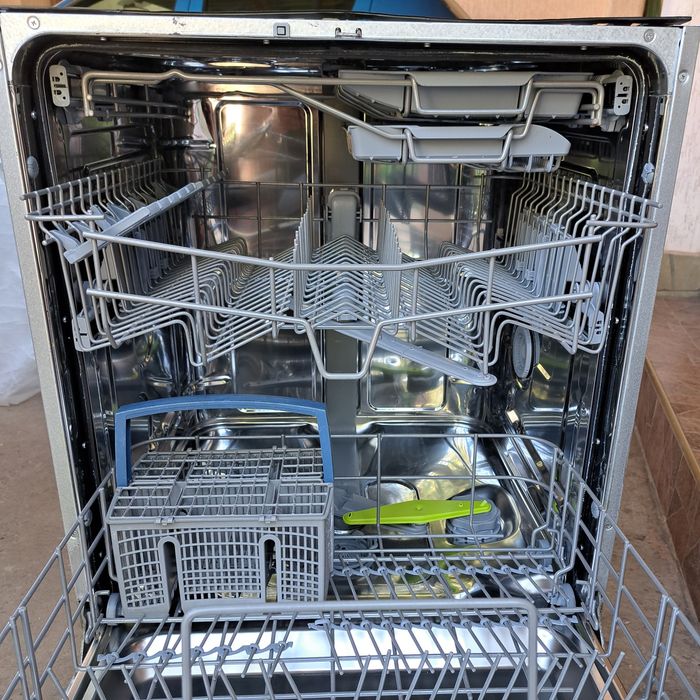 Продам посудомоечную машину Smeg