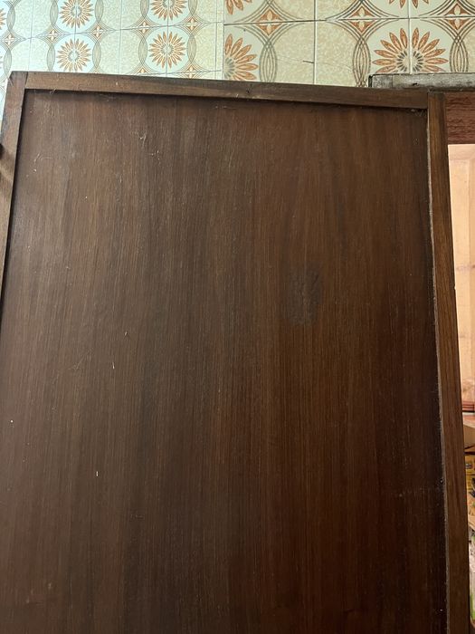 Porta interior de madeira com maçaneta e fecahdura