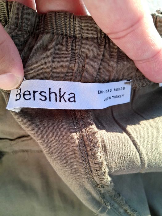 Calça Breskha,com top Pull&Bear.