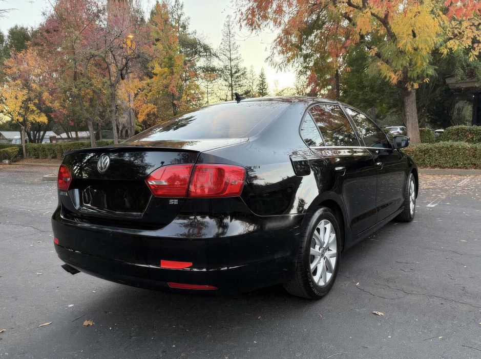 Volkswagen Jetta SE with Connectivity      2014