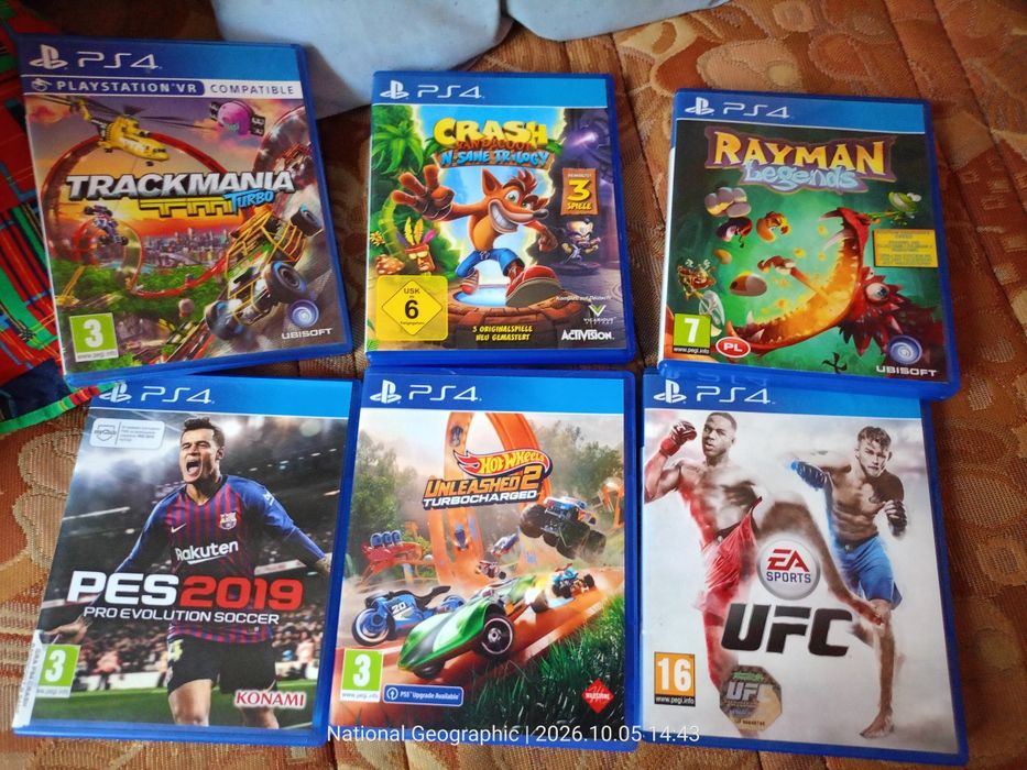 PlayStation 4 z padem i grami