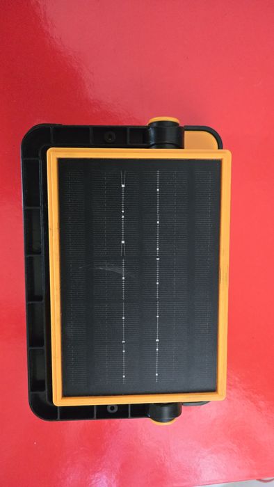 Luz led com painel solar atrás