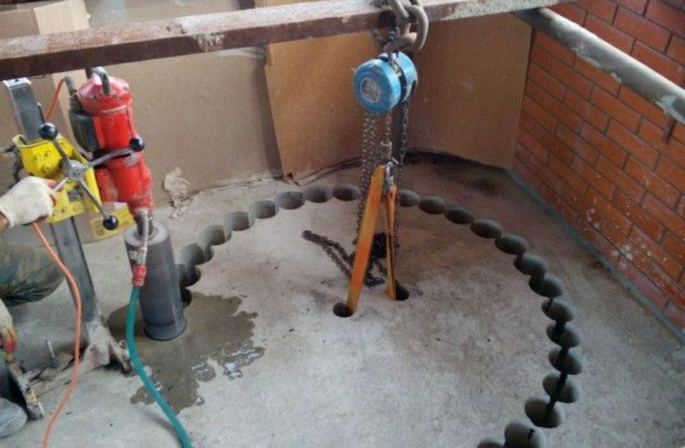 Алмазне буріння, отверстие в бетоне.    Резка и сверление бетона.