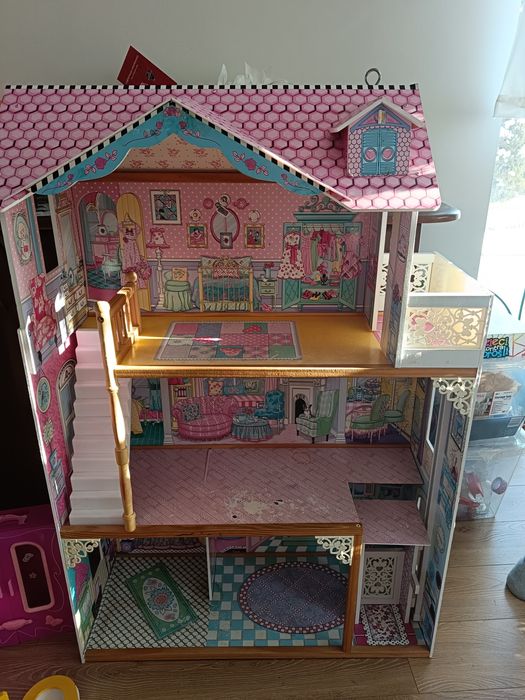 Drewniany domek dla lalek