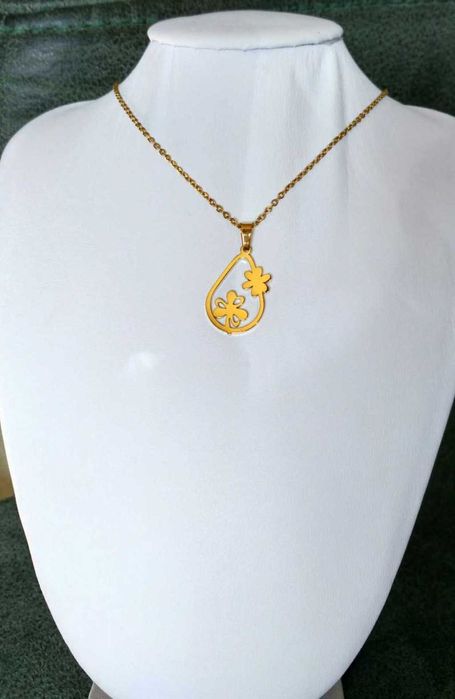 Colar Aço Dourado c/ Flores dentro de Oval NOVO