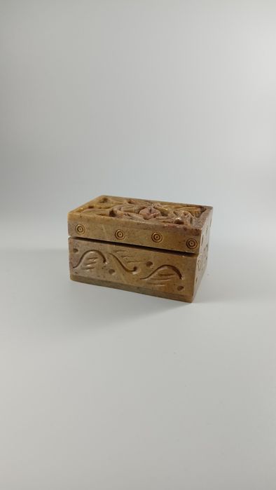 Szkatułka z rzeźbionego steatytu