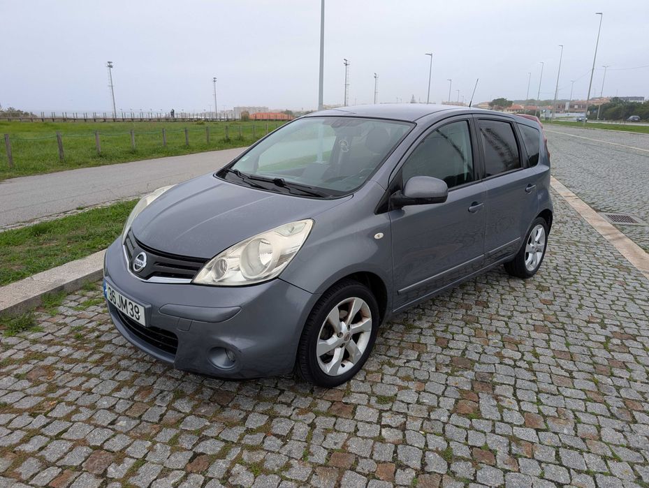 Nissan Note 2010 - Gasolina - Muitos Extras