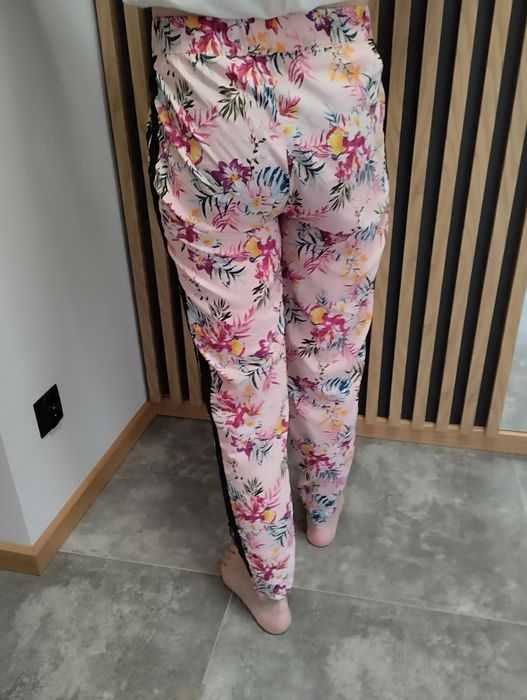 Spodnie firmy Sinsay Xs