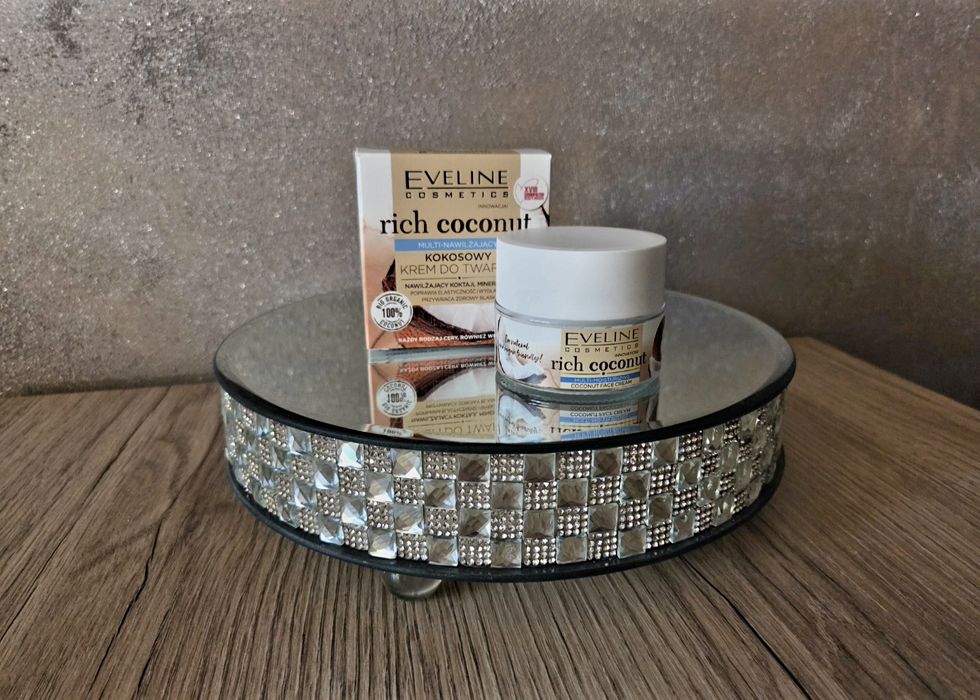Krem Eveline Rich Coconut multi-nawilżający kokosowy krem do twarzy 50ml