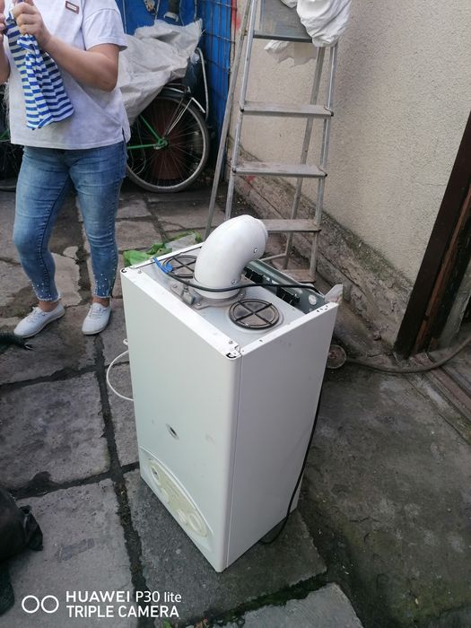 Продам 2х контурный газовый котёл Ariston, и 9 радиаторов,.