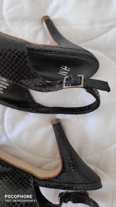 Sapatos pretos de salto marca H&M